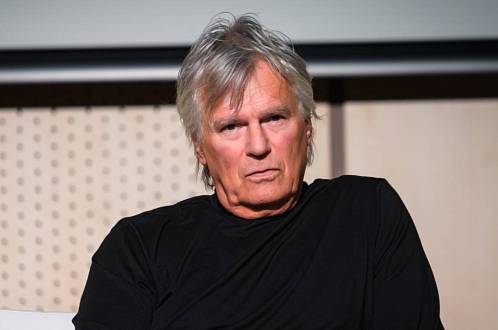 Poznáte ještě bývalého mužného detektiva-všeuměla MacGyvera? Je z něj roztomilý děda a miluje Prahu