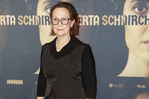 Milena Steinmasslová je samotářka. Rozvedla se s kameramanem seriálu Ranč U Zelené sedmy