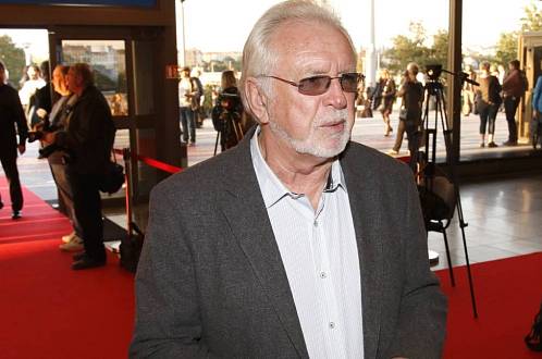 Z ševce Pepina se stal úspěšný investor. V Praze Jaromír Hanzlík vlastní hned několik nemovitostí a stáří tráví na venkově