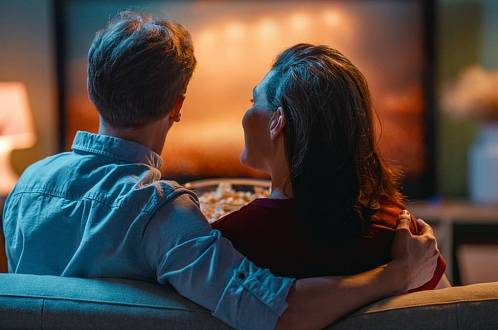 Zítra s rezervujte večer. Prima vysílá vtipné, laskavé pohlazení po duši s plejádou slavných českých hereckých es