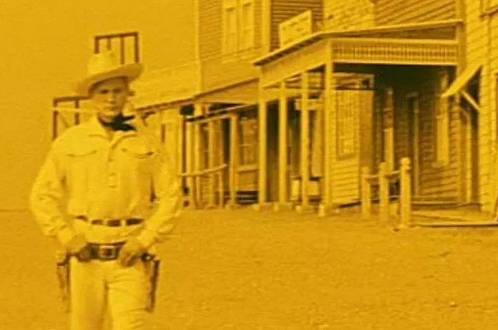 Chyby, co unikly tvůrcům ve filmu Limonádový Joe: Zmizení Menšíka přímo za barem a spadlý náhrobní kámen