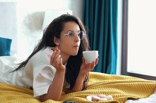 Dnes večer se neodlepíte od Prima Max. Tahle stará pecka katapultovala dva neznámé herce na hvězdné nebe. Poznáte, o koho jde?