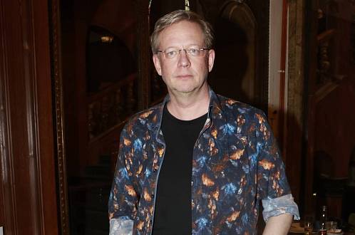 Libeňský mezonet Aleše Cibulky, který vybrala vana: Jak se žije v industriálu, kde vládne pes a společná skříň