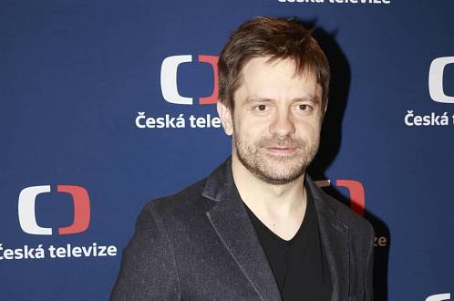 Nahlédněte do pražského bytu herce Jiřího Mádla. Luxus nečekejte, najdete pohodu, surové materiály a odhalené cihly