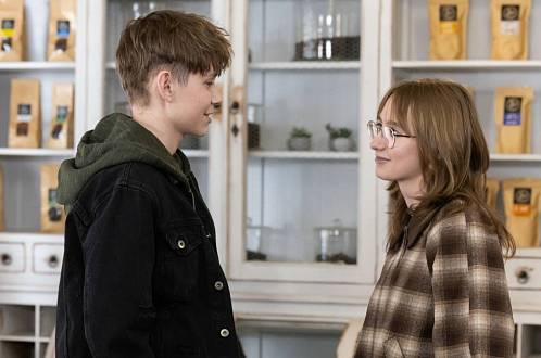 Zítra v Ulici: V úterý to v krámku zavoní kávou i romantikou. Mladí zamilovaní si dají pusu