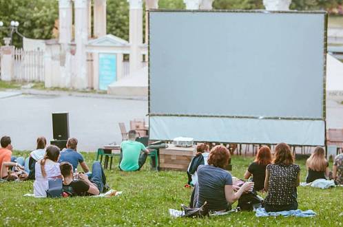 Letní kina otevřela pomyslné dveře, návštěvníky ale zvou nejen na filmy