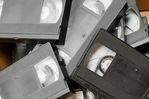 Pamatujete si na éru rychlodabingu? Najdete ho ve Slunce, seno nebo dodnes na Netflixu