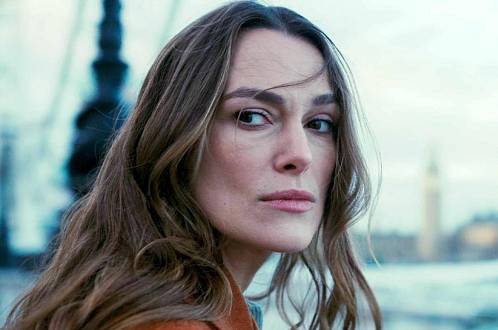 Manžel míří do Downing Street, ona dál pracuje jako špionka. Tajemný thriller s Keirou Knightley se vrací