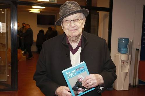 Jiří Suchý brzy oslaví 95. narozeniny. Místo infarktu na sítích baví fanoušky