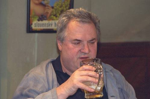 Seriál Hospoda rozhodně nebyl první. A jeden herec u stolu se štamgasty fakt nerad seděl