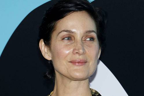Hororový seriál Jaga oživuje slovanskou legendu. V novince s Carrie-Anne Moss zní i slavný český hit