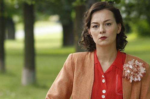Zlatá labuť: Irena se stává vyvrhelem rodiny, Eva se bojí těhotenství s Gruberem a život se jí komplikuje