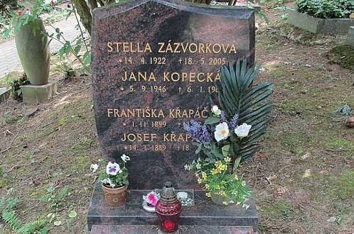 Pavlačová drbna, aktivní babička nebo rázná manželka: Stella Zázvorková baví v komediích diváky i dnes