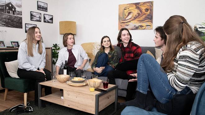 Dnes v Ulici: Co se děje se Žofkou v Ulici? Její chování vzbuzuje otazníky! A Sára překypuje energií