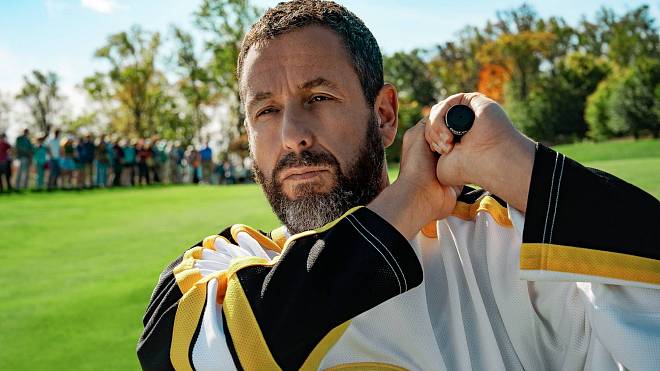 Adam Sandler se vrátil a Češi mu tohle žerou i po 30 letech