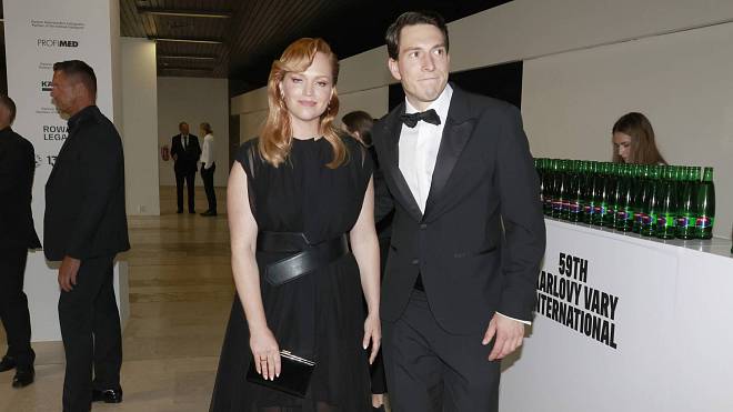 Ve stínu své slavnější sestry. S kým se nedávno zasnoubila tato krásná herečka?