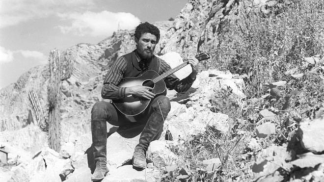 Z hudební výchovy nosil čtyřky, a nakonec mu kvůli zpěvu ženy padaly k nohám