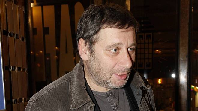 Daří se mu vše, co čeho se pustí. Přesto ho diváci mají rádi hlavně díky 3 seriálovým rolím