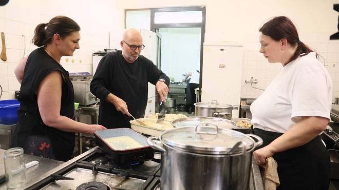 Ano, šéfe: Nádražní hospoda se v péči šéfa musela potýkat hlavně s personálem