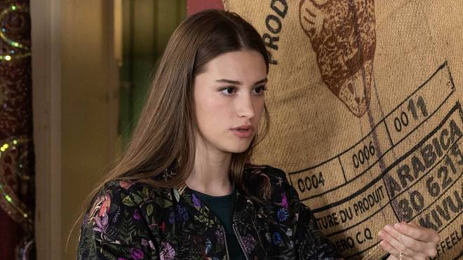 Ulice: Dívka si užívá lásku a zatím nevidí nebezpečí, které se na ni chystá