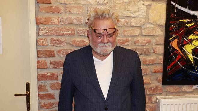 „Děda zabil babičku přede mnou.“ Mrazivé dětství slavného baviče