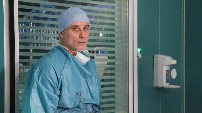 Mezi skalpelem a spravedlností: Drama doktora Harta v nové minisérii Noční operatér začíná