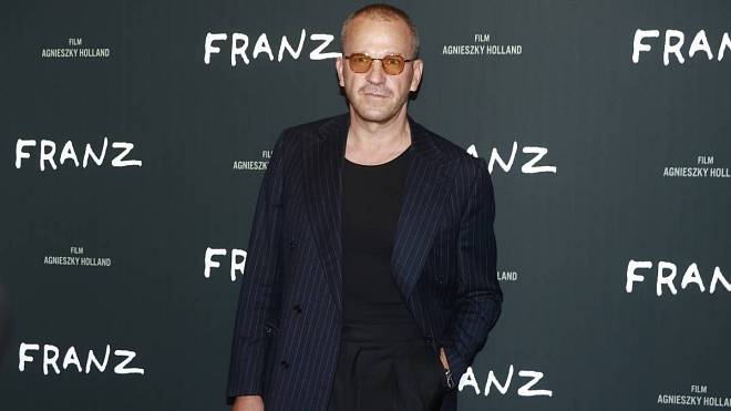 Herec s uhrančivým pohledem je vyučený truhlář, který se rád potí v sauně i tísní v maringotce