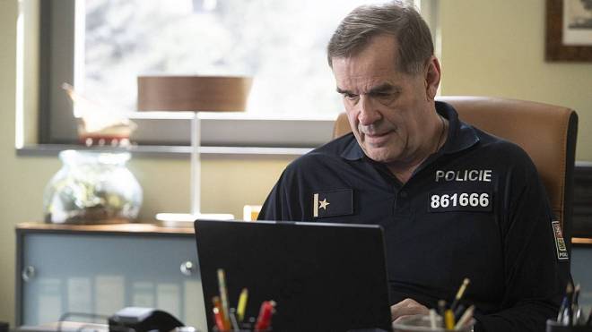 Polabí: Náčelník je ve stresu, ve městě je z policie nepřítel číslo jedna