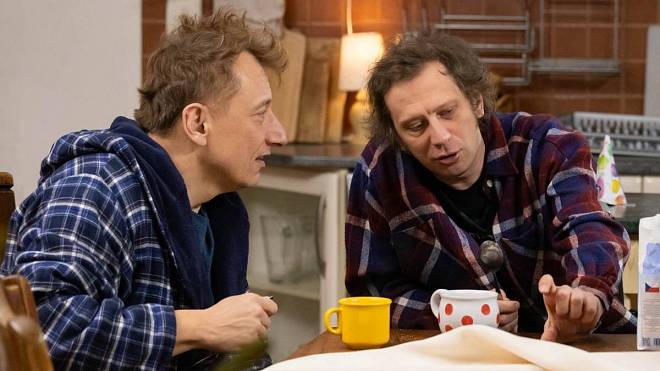 Silvestr Lukáše z Ulice: O půlnoci chodí krmit ovce, žena ujíždí se psím spřežením