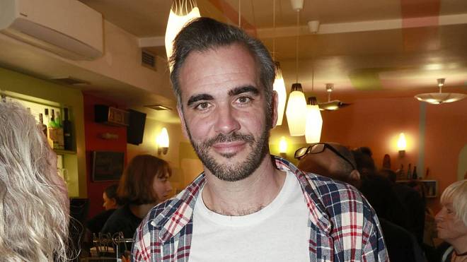 Milé dámy, tak tohle v Ulici ještě nebylo. Přichází krasavec, který zamotá hlavu Adrianě, a vy budete jen tiše závidět