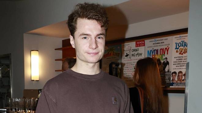 Oskar Hes už nebydlí s mužem, ale byt konečně sdílí se svou krásnou přítelkyní