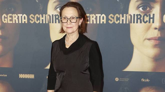 Milena Steinmasslová je samotářka. Rozvedla se s kameramanem seriálu Ranč U Zelené sedmy
