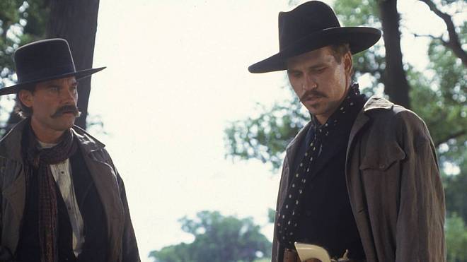Val Kilmer v Tombstone: Role Doca Hollidaye, na kterou se nezapomíná a navíc 55 mrtvých postav a zaručeně všechny pravé kníry