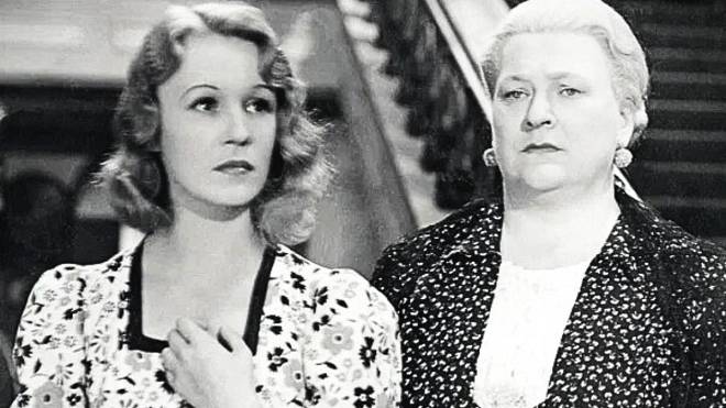 Kdo ji nezná, není Čech. Zítra odpoledne vysílá ČT 1 nesmrtelnou komedii, u které puknete smíchy i po sté