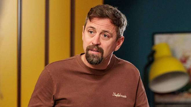 Ulice: Kontroverzní herec oslavil narozeniny. Je součástí nejhezčího páru, ale jeho láska je v ohrožení