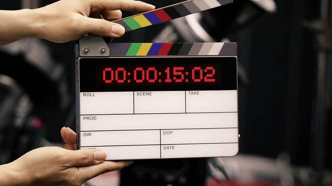 Leonado DiCaprio se z Prahy přesunul do Kolína. Zámek Ratboř je v obležení bulvárních novinářů