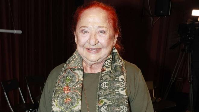 Tato herečka má výraznou barvu hlasu i vlasů. Poznáte ji?