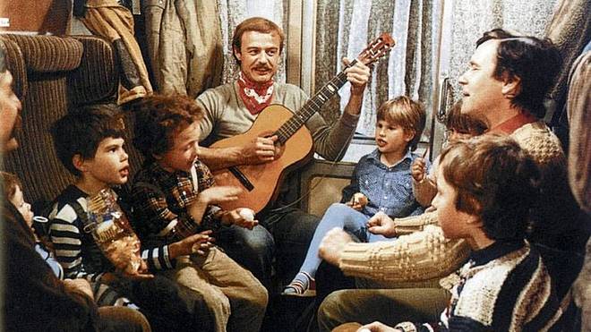 S dětmi se nemazlili: Skutečný pláč, mráz a úplatky z Tuzexu v zákulisí slavné komedie S tebou mě baví svět