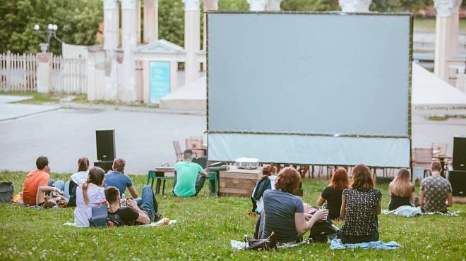 Letní kina otevřela pomyslné dveře, návštěvníky ale zvou nejen na filmy