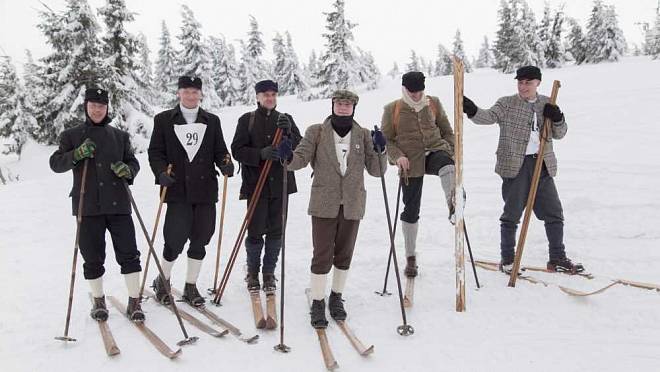Kryštof Hádek trénuje na starých dřevěných lyžích, aby v novém filmu vzkřísil skutečný příběh prvních českých lyžařů
