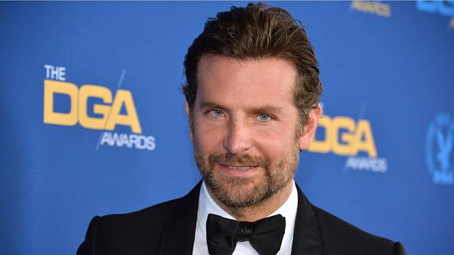 Bradley Cooper už má dost rolí hezounků –⁠ pro Netflix natáčí film, kde bude k nepoznání
