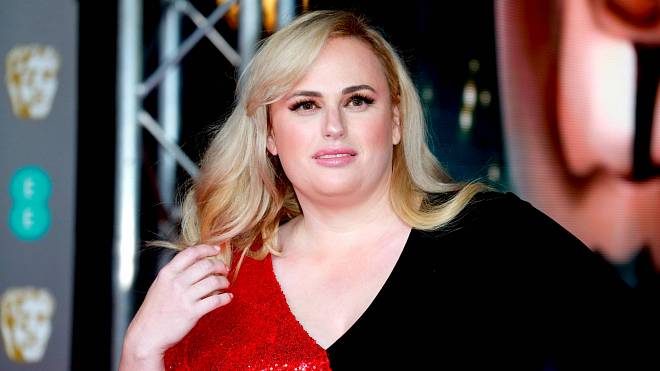 Rebel Wilson se s komedií Maturitní ročník vrací zpět před kameru. Co diváci říkají na film a hereččin návrat?