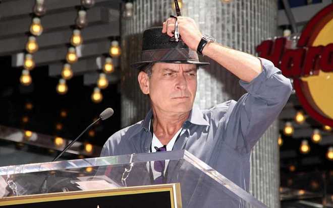 Kolik žen měl slavný svůdník Charlie Sheen? A co jste nevěděli o legendárním filmu Žhavé výstřely Kolik žen měl slavný svůdník Charlie Sheen? A co jste nevěděli o legendárním filmu Žhavé výstřely