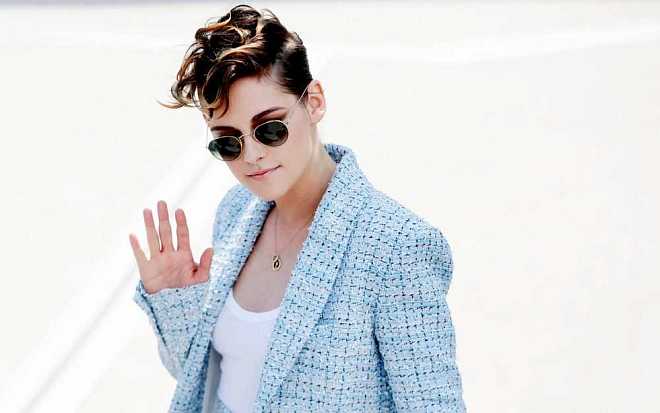 Kristen Stewart září ve vánoční romantické komedii Happiest Season s LGBT tématikou Kristen Stewart září ve vánoční romantické komedii Happiest Season s LGBT tématikou