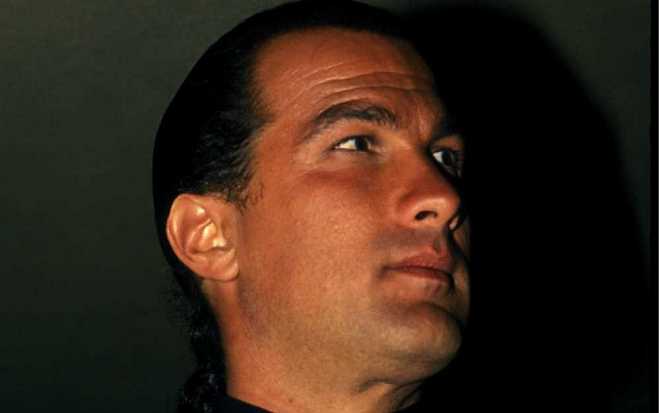 Nadutec, bigamista, herec, muž zákona, ochránce přírody, mistr bojových umění – to vše a mnohem více je Steven Seagal Nadutec, bigamista, herec, muž zákona, ochránce přírody, mistr bojových umění – to vše a mnohem více je Steven Seagal