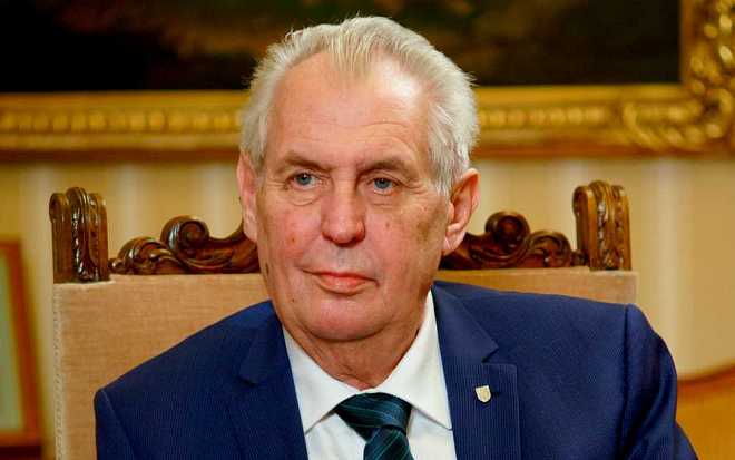 Prezident ve svém vánočním poselství vyzval občany, aby se nechali očkovat, nevynechal ale kritiku na opozici a média Prezident ve svém vánočním poselství vyzval občany, aby se nechali očkovat, nevynechal ale kritiku na opozici a média