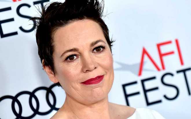 Olivia Colman byla z pozvání do Buckinghamského paláce tak nadšená, že si něco musela ukrást domů Olivia Colman byla z pozvání do Buckinghamského paláce tak nadšená, že si něco musela ukrást domů