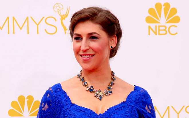 Takto rapovala Mayim Bialik na začátku herecké kariéry. Od dob natáčení seriálu Kvítko se téměř nezměnila Takto rapovala Mayim Bialik na začátku herecké kariéry. Od dob natáčení seriálu Kvítko se téměř nezměnila