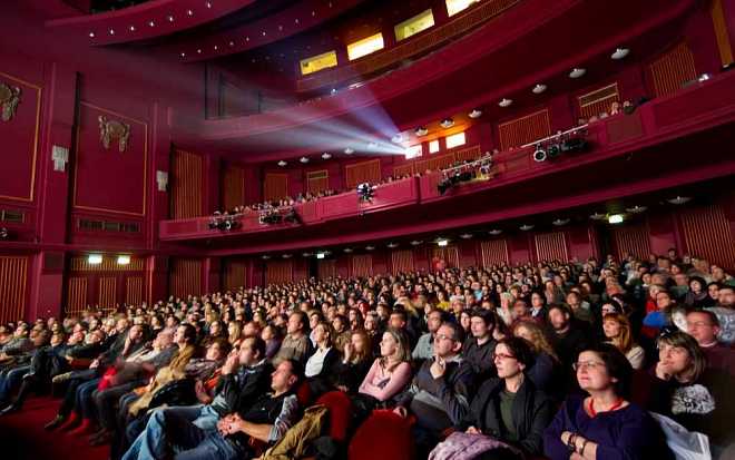 Filmový festival v Benátkách zná vítěze: je jím film o moderní nomádce Filmový festival v Benátkách zná vítěze: je jím film o moderní nomádce