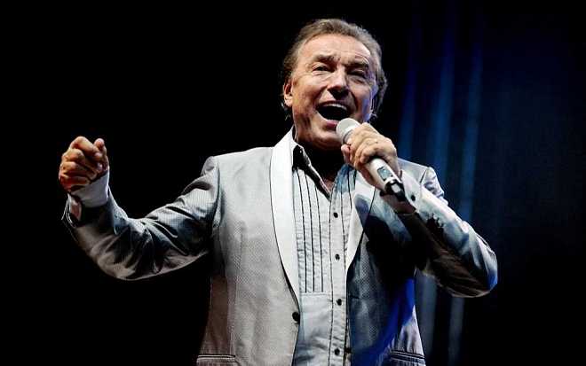 "Hlavně to nesmí být nuda!" požadoval Karel Gott. Celovečerní film o fenomenálním zpěvákovi uvedou kina letos v říjnu "Hlavně to nesmí být nuda!" požadoval Karel Gott. Celovečerní film o fenomenálním zpěvákovi uvedou kina letos v říjnu